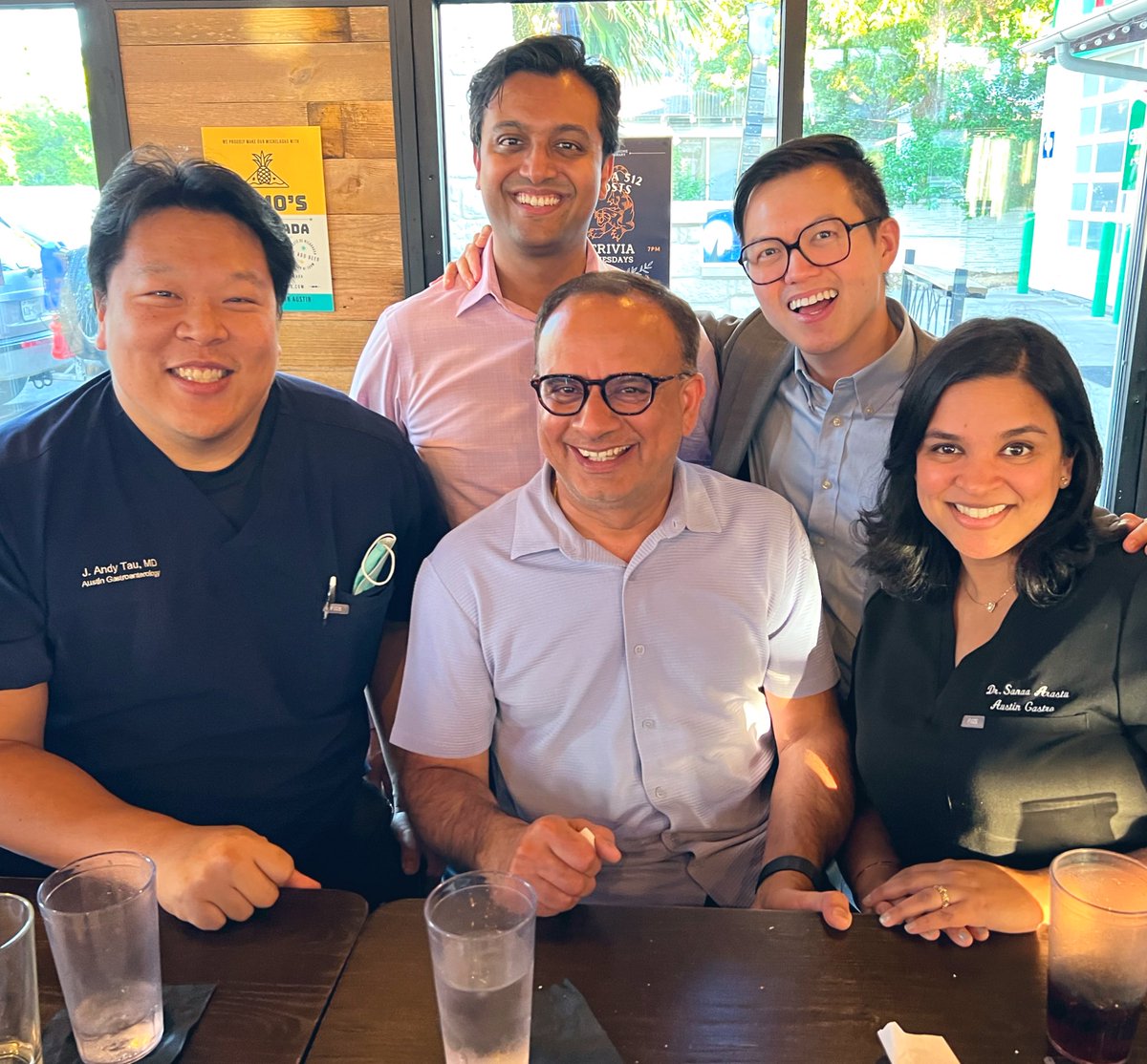 AustinChiangMD's tweet image. NBD, just hanging out with the most entertaining GI crew in Austin:
@DrHarryThomas @DrBloodandGuts @hgagneja and my former co-fellow Dr. Sanaa Arastu! 👋

@TexasGastros #TSGE2022 #GITwitter