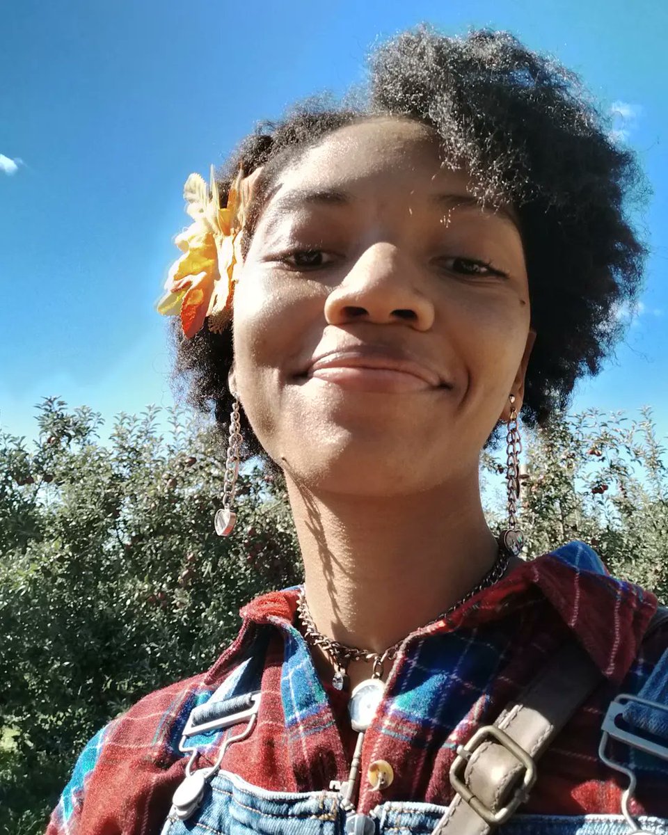 sandra_peculiar's tweet photo. Summer may be over, but I'm thanking God that the warm sun showed its face today. 🍂☀️🌻🍎
#AppleOrchard #sunnyday #cowgirl #goodbyesummer #fallingforautumn https://t.co/DTLoNjJZXO