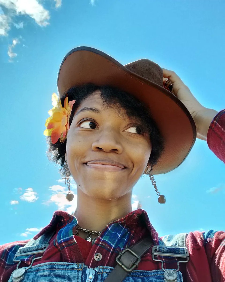 sandra_peculiar's tweet photo. Summer may be over, but I'm thanking God that the warm sun showed its face today. 🍂☀️🌻🍎
#AppleOrchard #sunnyday #cowgirl #goodbyesummer #fallingforautumn https://t.co/DTLoNjJZXO
