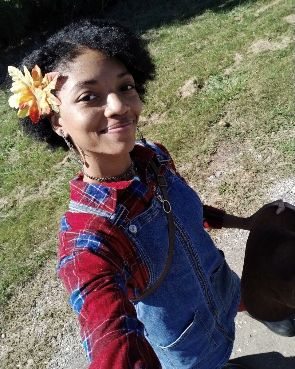 sandra_peculiar's tweet photo. Summer may be over, but I'm thanking God that the warm sun showed its face today. 🍂☀️🌻🍎
#AppleOrchard #sunnyday #cowgirl #goodbyesummer #fallingforautumn https://t.co/DTLoNjJZXO