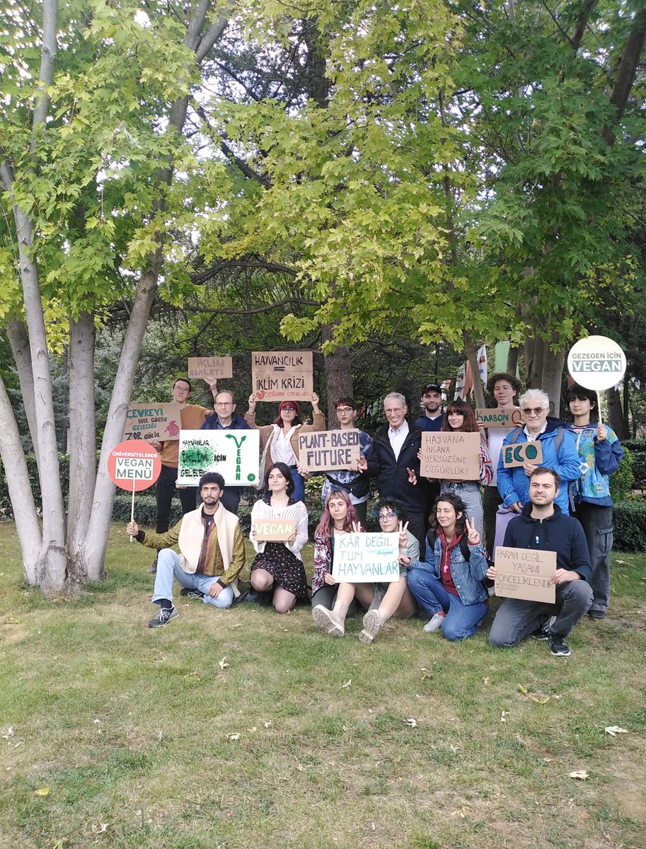 TvdOrgTr's tweet photo. "Hayvanlar, iklim ve gelecek için vegan" pankartımızla bugün İstanbul'daki İklim Grevi'ndeydik. İklim krizinin hayvan üretimi ve tüketimiyle doğrudan bağlantısına dair farkındalığı oluşturana kadar alanlardayız, her yerdeyiz. 🐮 🌎 🌱 https://t.co/8Z5hAo94h0
#İklimGrevi2022 https://t.co/kUErCFBBg5