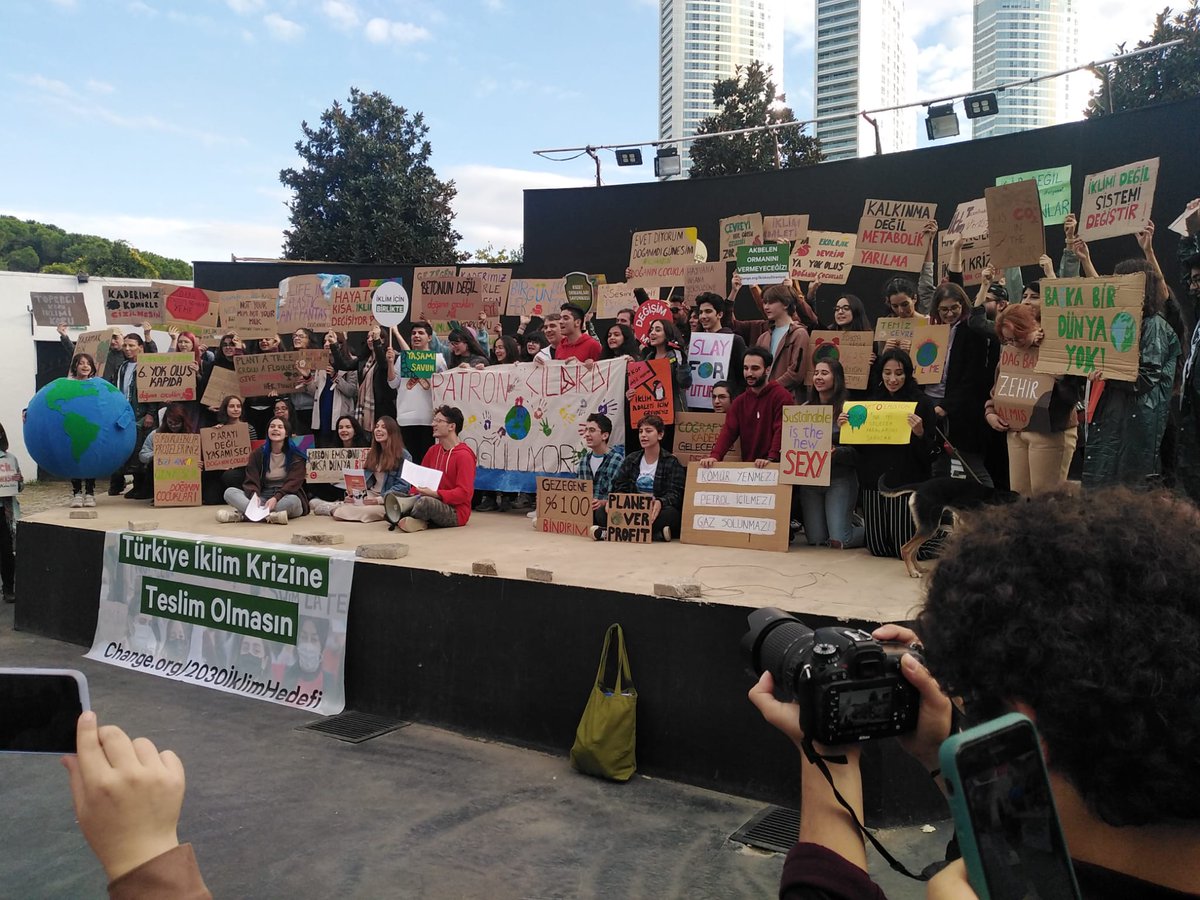 TvdOrgTr's tweet photo. "Hayvanlar, iklim ve gelecek için vegan" pankartımızla bugün İstanbul'daki İklim Grevi'ndeydik. İklim krizinin hayvan üretimi ve tüketimiyle doğrudan bağlantısına dair farkındalığı oluşturana kadar alanlardayız, her yerdeyiz. 🐮 🌎 🌱 https://t.co/8Z5hAo94h0
#İklimGrevi2022 https://t.co/kUErCFBBg5
