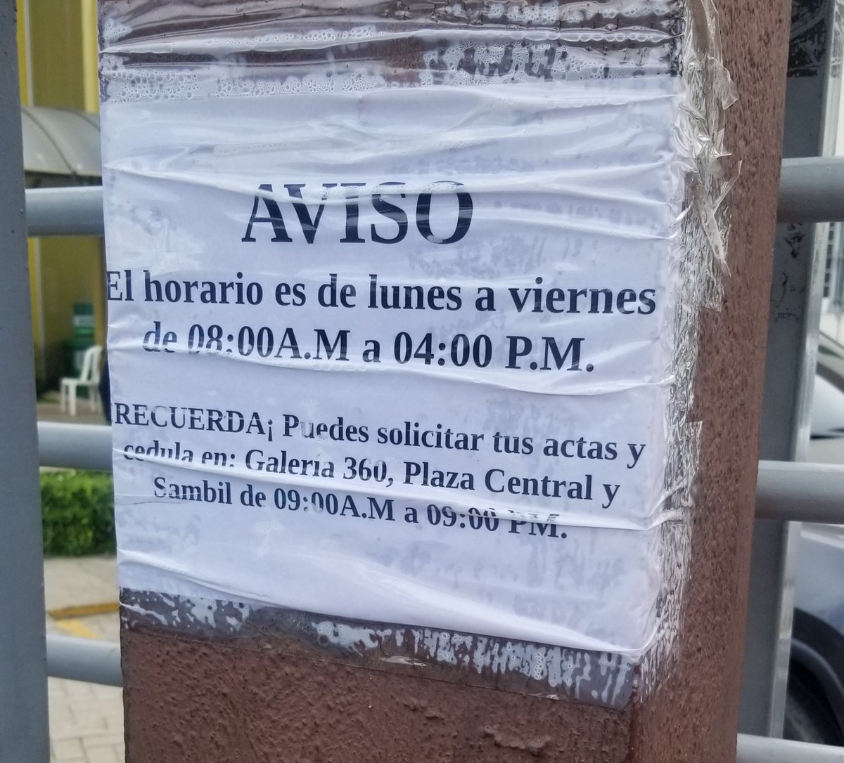 panevati01's tweet photo. Atención JCE 4ta circunscripción, dice el aviso que laboran de lunes a viernes desde 8:00 A. M hasta 4:00 P. M. El oficial a cargo da orden de no permitirle entrada a nadie a partir de la 1:45 P. M. No es posible que en estos tiempo estemos viviendo estas situaciones. https://t.co/oR4JmGgoL2