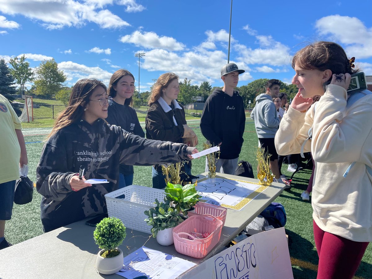 FranklinHSAP's tweet photo. Fantastic Club Fair today with 50+ clubs represented!  #GetInvolved https://t.co/oTGtMURmKE