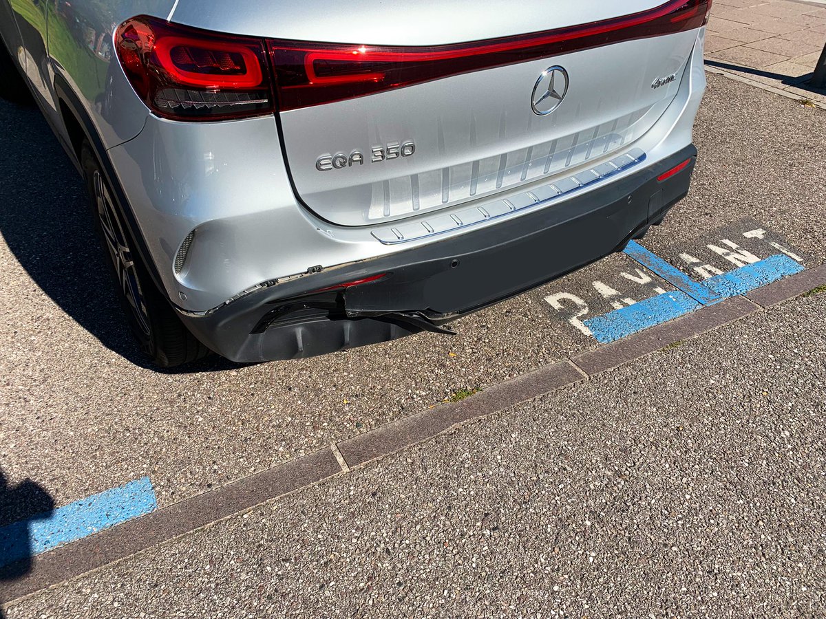 Martin_Aurelien's tweet photo. Je crois que quelqu’un a pris ma voiture pour un parking #accident #caarriveparfois https://t.co/E9doD7ennw