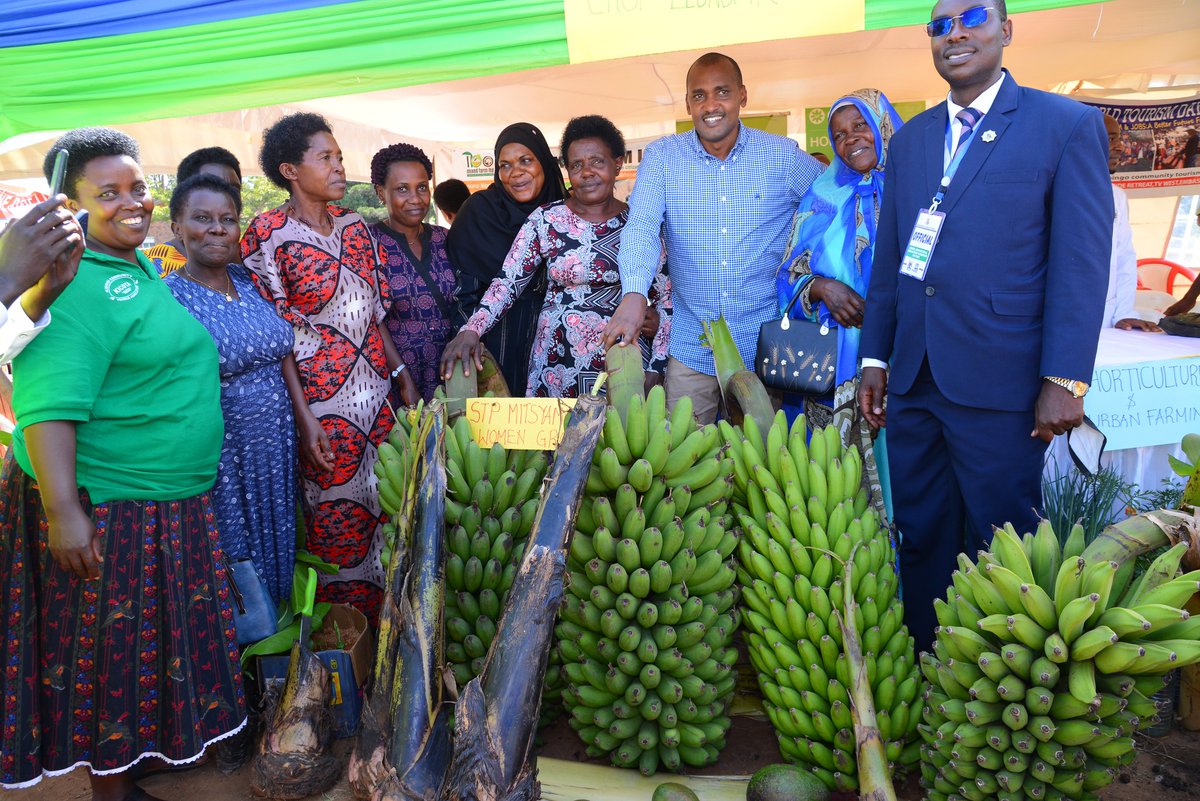 MbararaUST's tweet photo. Hon. Frank Tumwebaze the Minister of Agriculture,  Animal Husbandry, Industries and Fisheries, graced the inauguration of the First Annual Agricultural Innovations Exhibition organized by the Faculty of Interdisciplinary Studies (FIS).
#mustagricinnovations22
#mustupdates22 https://t.co/xo5u4xBHSe