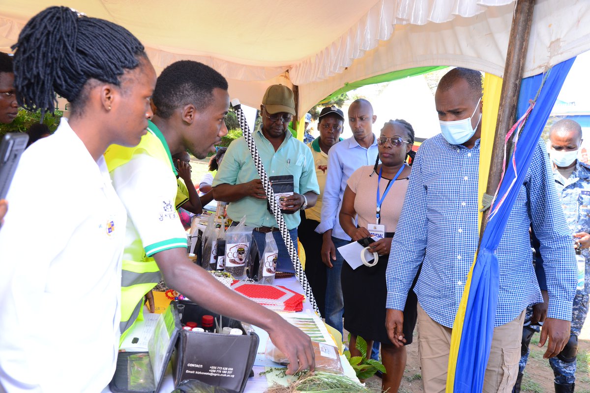 MbararaUST's tweet photo. Hon. Frank Tumwebaze the Minister of Agriculture,  Animal Husbandry, Industries and Fisheries, graced the inauguration of the First Annual Agricultural Innovations Exhibition organized by the Faculty of Interdisciplinary Studies (FIS).
#mustagricinnovations22
#mustupdates22 https://t.co/xo5u4xBHSe