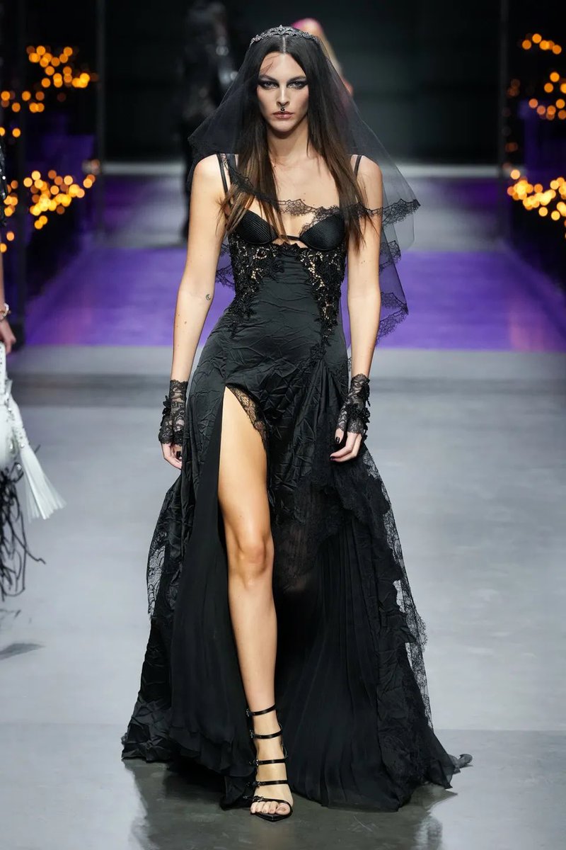 highalaia's tweet photo. Versace ss23 rtw https://t.co/fL8GM41SoA