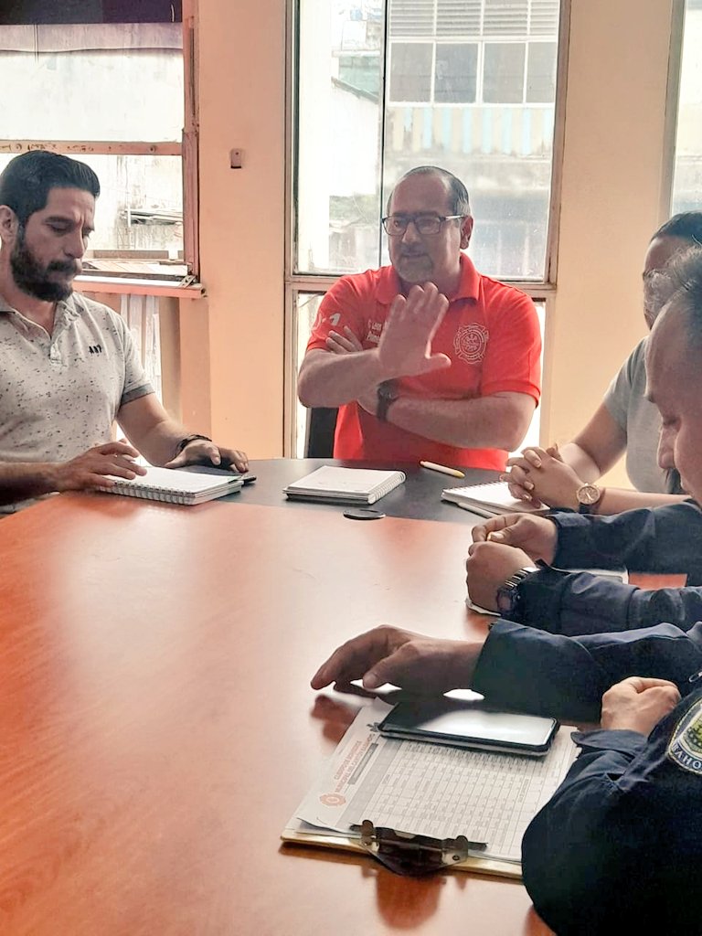 cbomberosbhyo's tweet photo. 📌#CBMB vigilará el desarrollo de Fiestas Patronales.
Crnl. @leoman73ica, mencionó que destinará a 40 uniformados bomberiles, que serán parte de los #OperativosSeguridad que se ejecutarán en: Serenatas a la Virgen de #LaMerced, barracas, juegos mecánicos y Show Artístico.
⬇️ https://t.co/8xBiVcYOm2