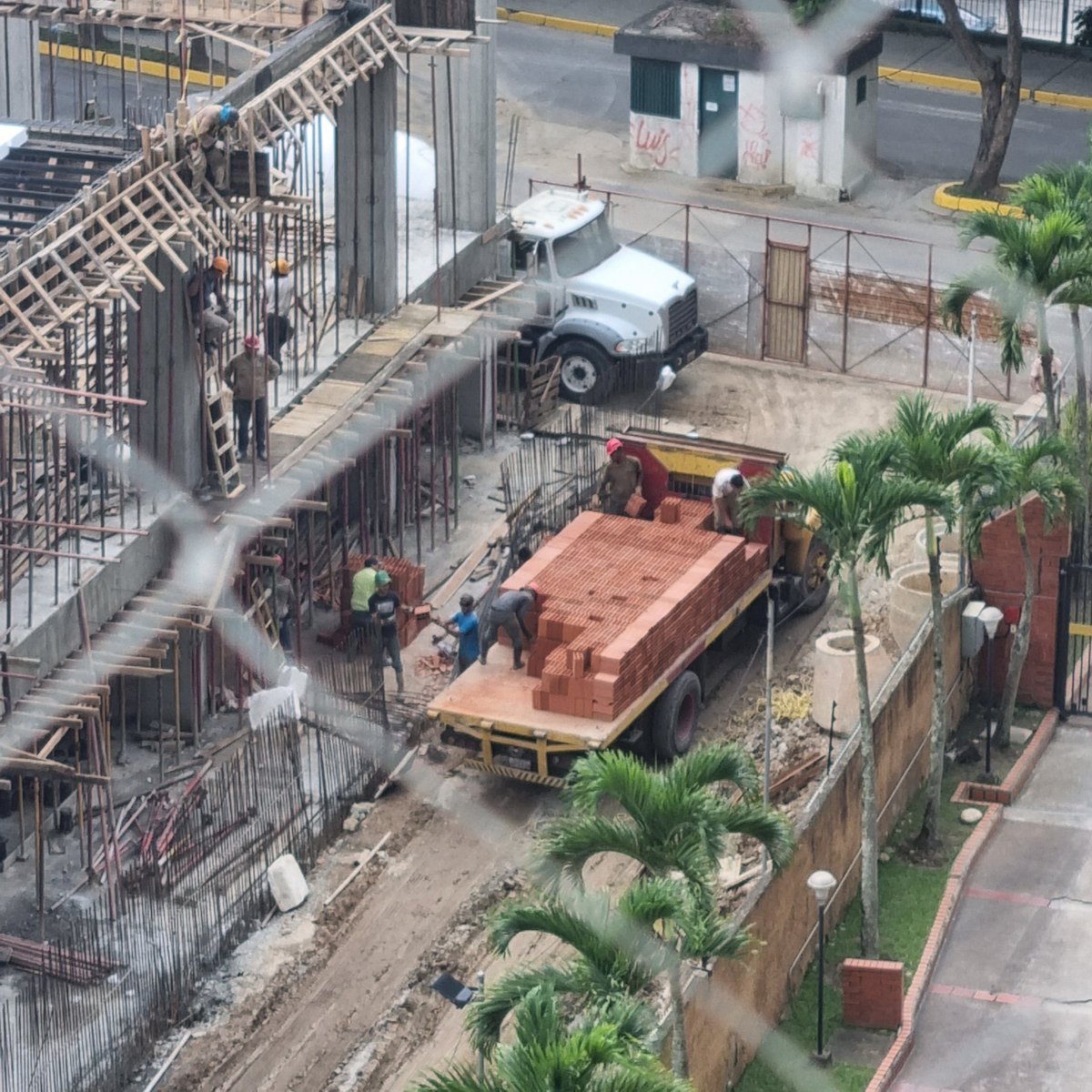 minervadelia's tweet image. El #enchufateconTraki avanza a &quot;paso de vencedores&quot;, según, hasta va a tener una Feria de comida, tal vez no tan grande como el mismo pueblo de @ElHatilloYSG. En un municipo donde cada dia hay menos tienedas en Paseo El Hatillo y los centros comerciales de La Boyera