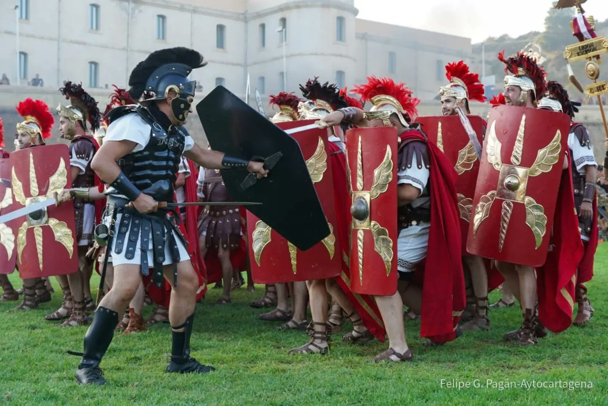 AytoCartagenaES's tweet photo. ⚔️ Más de mil festeros participan en la gran batalla por la conquista de Qart-Hadast.

🛡️ Las legiones romanas conquistan el territorio en este gran espectáculo, que han seguido cientos de espectadores

✅ La alcaldesa @narroyohernandez ha asistido al acto

#CarthaginesesYRomanos https://t.co/ZNcePKOk2D