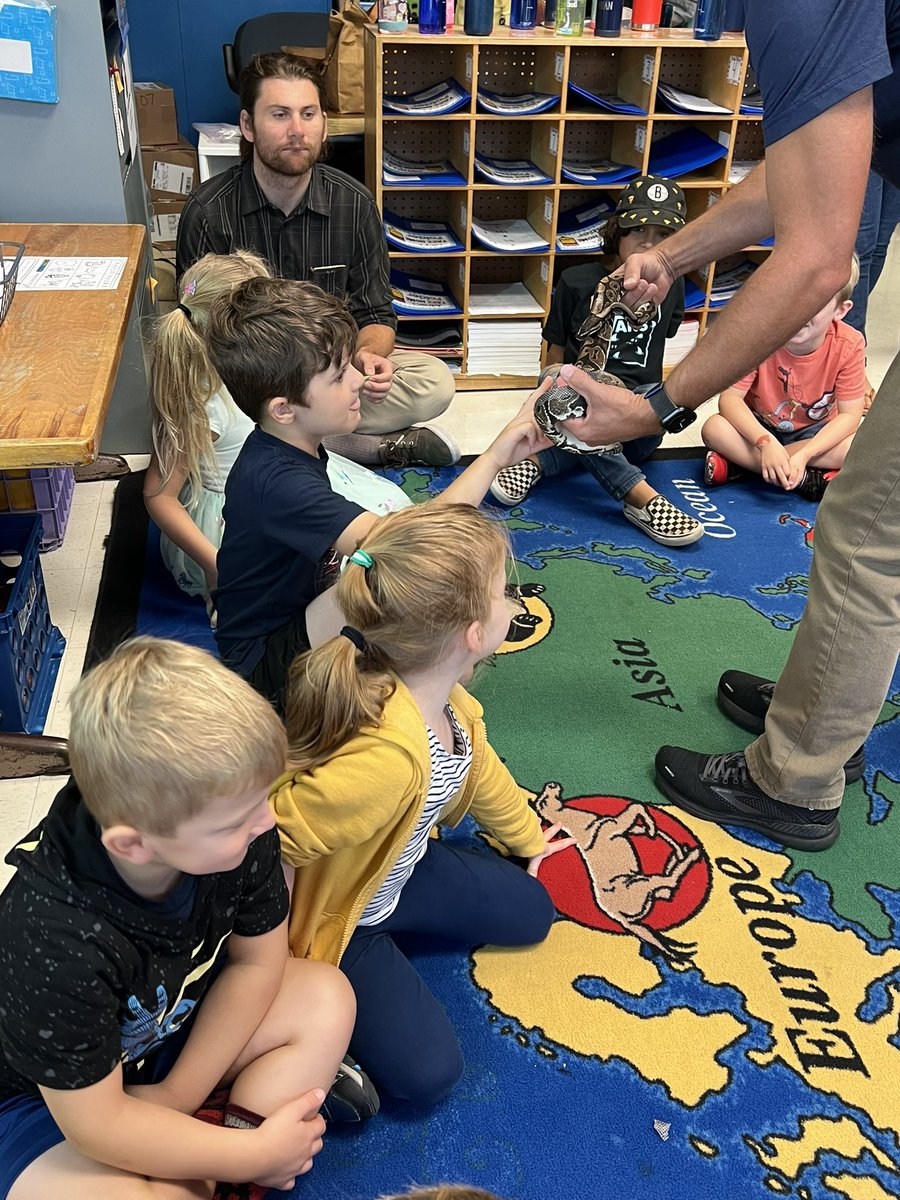 We met Poppy this week!  Thanks <a href="/mr_schaal/">Mr. Schaal</a> for sharing her with us. <a href="/MrsNiefersClass/">Kimberly Niefer</a> #beartavernpride #niefersonsfinallyhaveatweet 🤗🐍