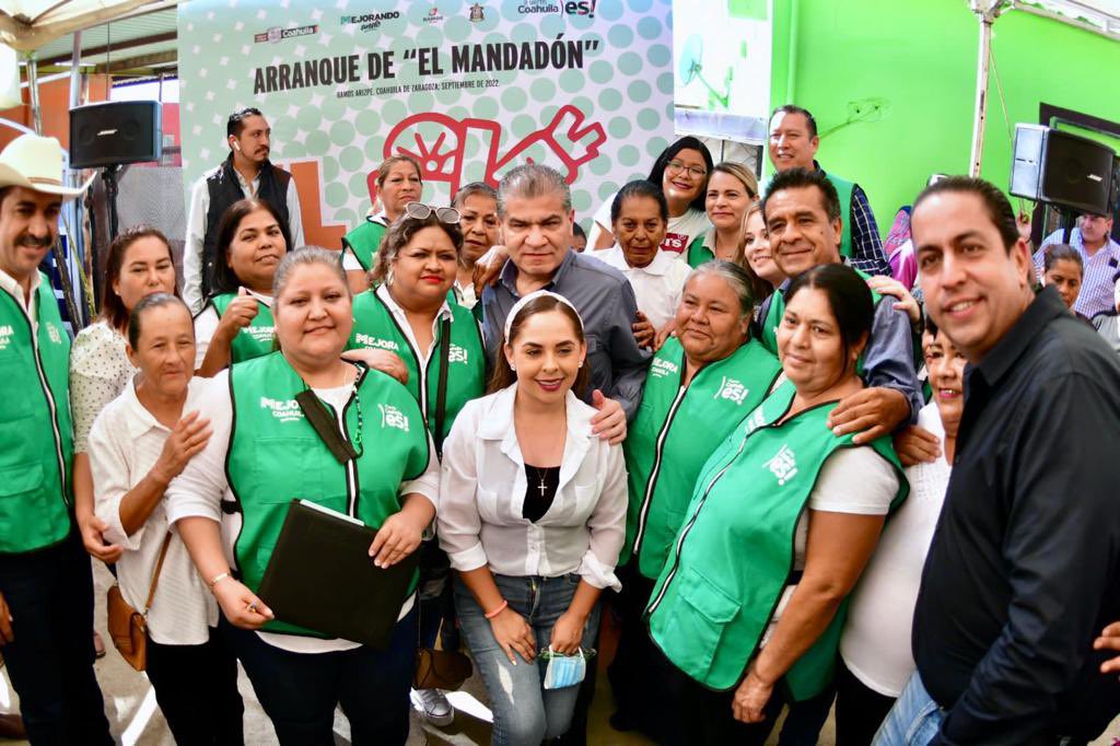 mrikelme's tweet photo. Desde el Ejido #Paredón, junto con el alcalde @chemamorales1, arrancamos la entrega de “El Mandadón”, un programa para el bienestar y la sana alimentación del 100% de las familias que viven en las 80 comunidades y ejidos de Ramos Arizpe. #FuerteCoahuilaEs #RamosEsMás https://t.co/Dx95LJlQz0