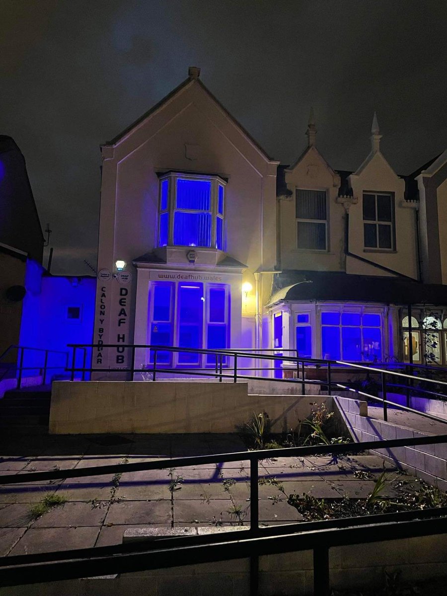 DeafHubWales's tweet photo. And we shine ! 
Shine a Blue Light on Sign Languages- Wales. 
Thankyou @StuartParkinso2 for taking this picture .
More to come ....
#IDSL2022 #IDSL #IDSignLanguages 
@WFDYS @WFDeaf_org https://t.co/gKB7HcY83Q