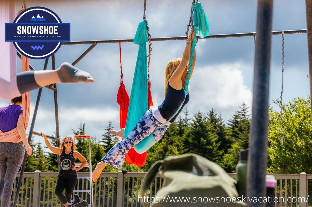 Unwind with some power yoga at Snowshoe Mountain! Book a condo today at snowshoeskivacation.com/availability/ #snowshoewestvirginia #skiresort #vacationhome #lodge #poweryoga #yoga #morning #vacation