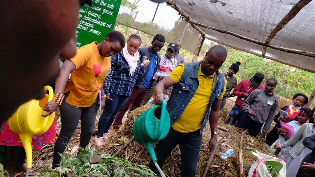 LarpeiEdith's tweet photo. Making compost@G-BIACK
#Organic fertilizers 
Why should you gain high yields and loose the farm?
#Agroecology
#sustainability https://t.co/Oqmw34DlZi