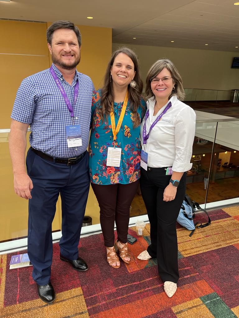 EdPortavoz's tweet photo. DetrΓ‘s de cada Biblia y libro de la Editorial Portavoz hay un trabajo en equipo: Te presentamos a nuestros editores Tito Mantilla y Jackie SaldaΓ±a con los autores Robert Wolgemuth, Shannon Popkin y Laura Perry Smalts en #TrueWoman22. https://t.co/osUBwtlR7X