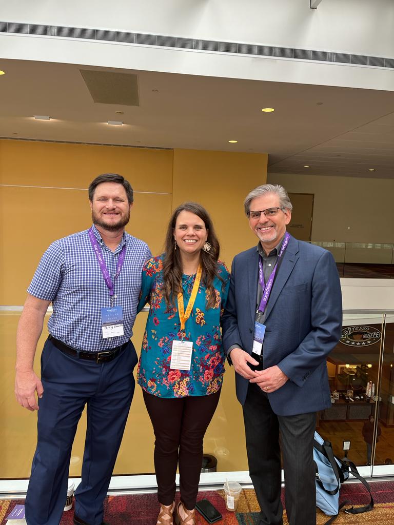 EdPortavoz's tweet photo. DetrΓ‘s de cada Biblia y libro de la Editorial Portavoz hay un trabajo en equipo: Te presentamos a nuestros editores Tito Mantilla y Jackie SaldaΓ±a con los autores Robert Wolgemuth, Shannon Popkin y Laura Perry Smalts en #TrueWoman22. https://t.co/osUBwtlR7X