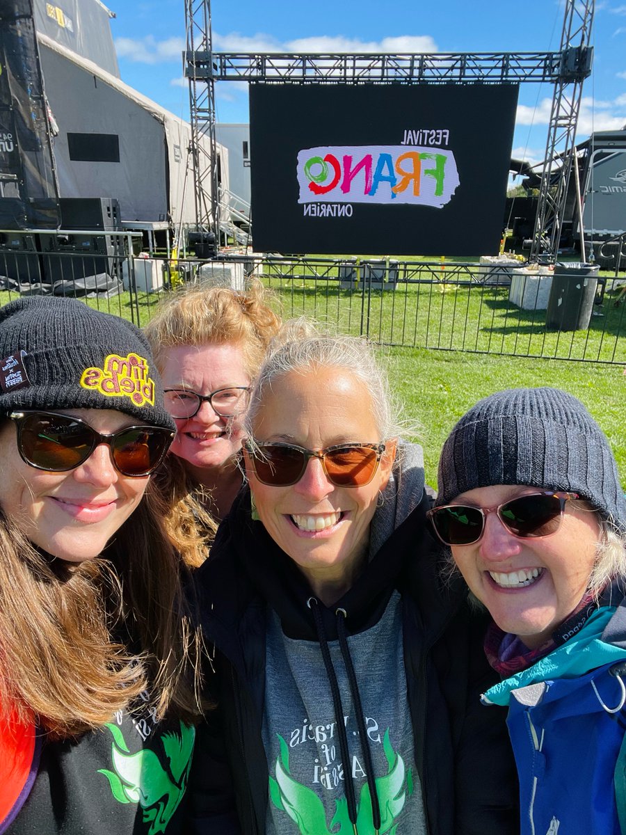 MmeAuger's tweet photo. Les enseignantes de français ont célébré le Jour des Franco-Ontariens et Franco-Ontariennes avec leurs élèves au parc Major’s Hill à Ottawa. @AssisiOCSB @Lynannecote1 @AmelieRoyFSL @_MadameH #ocsbfsl https://t.co/FDdKsMs26Y