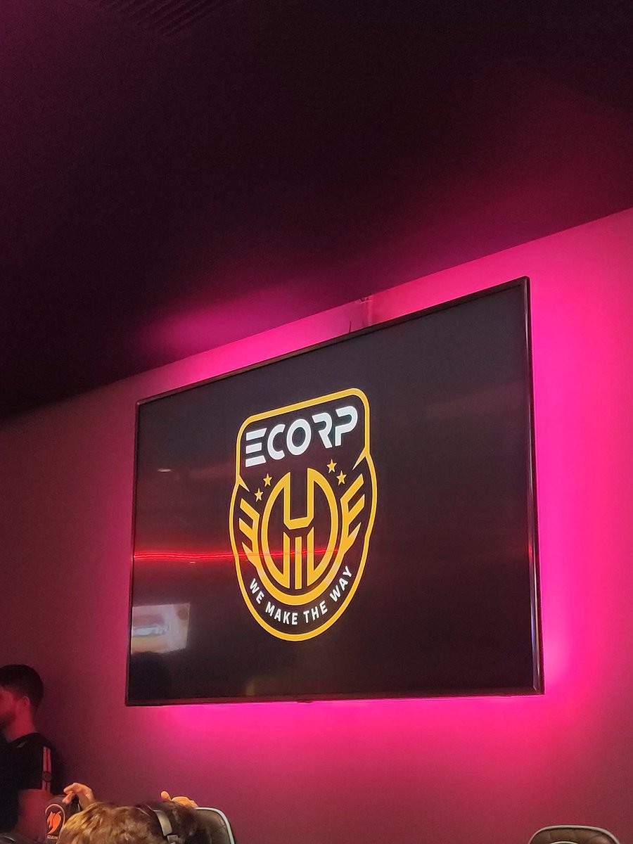 eQualityLoL's tweet photo. En la inauguración de @ECORP_ES, hay tanta gente que no hay hueco para echarme una ranked 🥲 https://t.co/NHd93Fyn3e