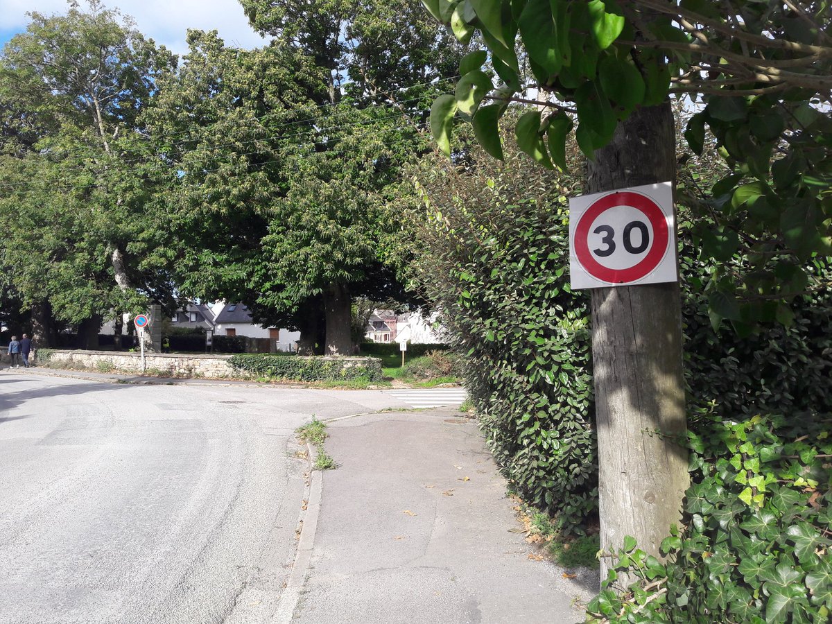 AbersAVelo's tweet photo. Quand les citoyens veulent plus de zones apaisées et en ont marre de l'irrespect du CDR par certains automobilistes... https://t.co/S75228die2