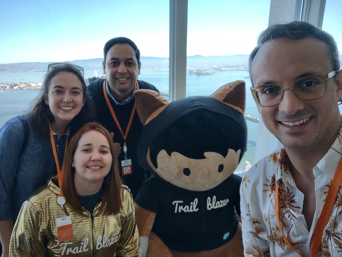 Enjoying the Ohana floor at the #Salesforce tower with great friends. Wrapping up #DF22 #TrailblazerCommunity