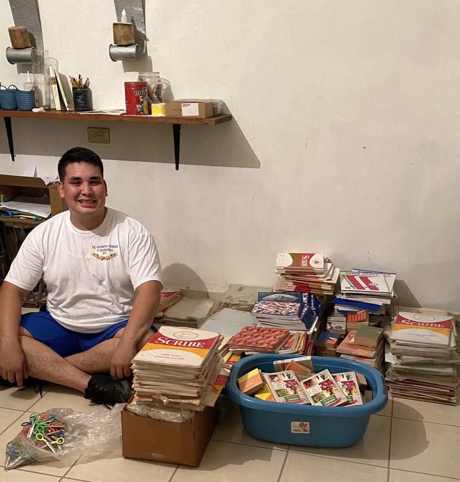 El es Jesús Ángel López Flores, un joven de 21 años, estudiante de séptimo semestre de la Escuela Normal Rural el Quinto, quien está organizando en el sur del estado una colecta de útiles escolares para ayudar a pequeños alumnos de contextos marginados.