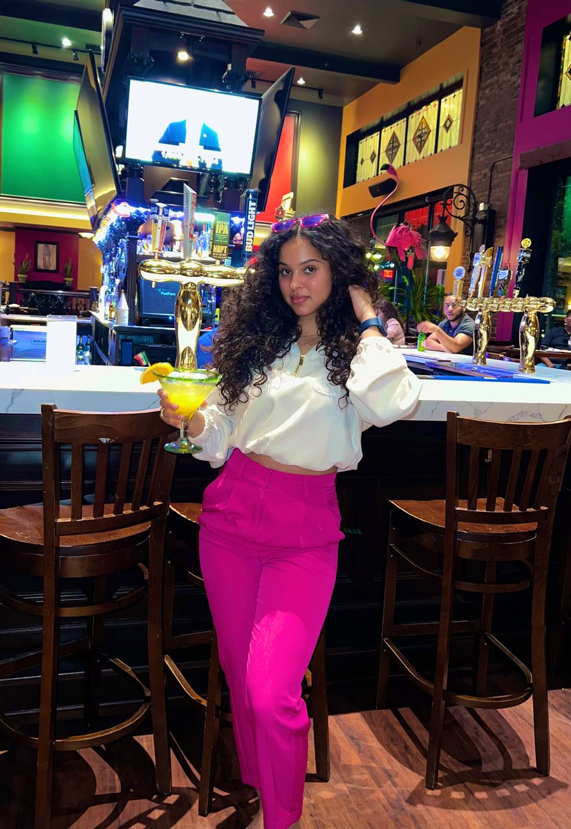 ambarmxria's tweet photo. living on purpose, growing with intention, and loving relentlessly along the way 🍸💕✨ #HispanicHeritageMonth https://t.co/jENJb4XpWy