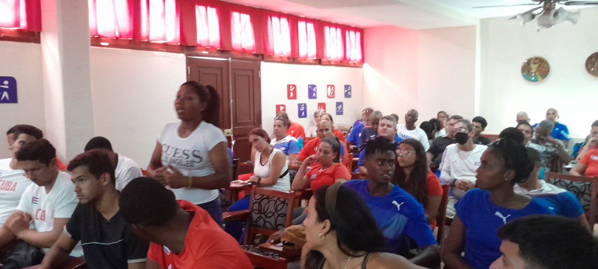 beisbolpress's tweet photo. Los capitanes Luis Ángel atletismo Yilian, de sóftbol, exponen se esclarecen  en #ESFAAR Cardín en apoyo al #CodigoDeLasFamilias.
@InderCuba
 .#YoVotoSi #CodigoSi https://t.co/zKvarArCOF