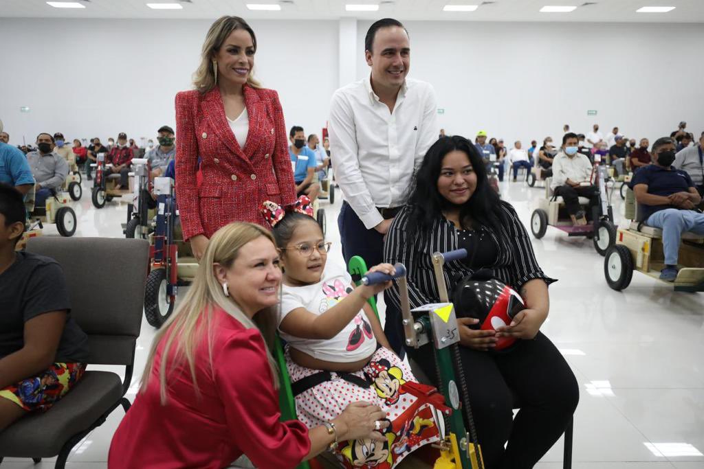 manolojim's tweet photo. Junto con la Sra. Marcela Gorgón, Presidenta del @DIFCoah, entregamos sillas de trabajo y aparatos ortopédicos a cientos de familias de #Torreón #Coahuila. También entregamos equipo de rehabilitación para las Unidades Básicas de Rehabilitación de los municipios (1/3) https://t.co/lGLByVHpHM