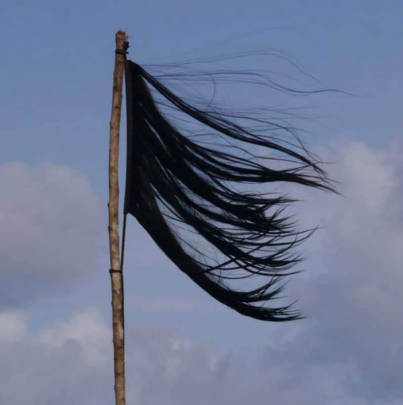 #SelahattinDemirtas  : “İran’da özgürlük için direnen halkın yanında olduğumuzu belirtmek için hücre arkadaşım Dr. Selçuk Mızraklı ile beraber  saçımızı kazıttık."      
Saçlarıyla özgürlük bayrağı dalgalandıran ,                             Zhina  #Mahsa_Amini