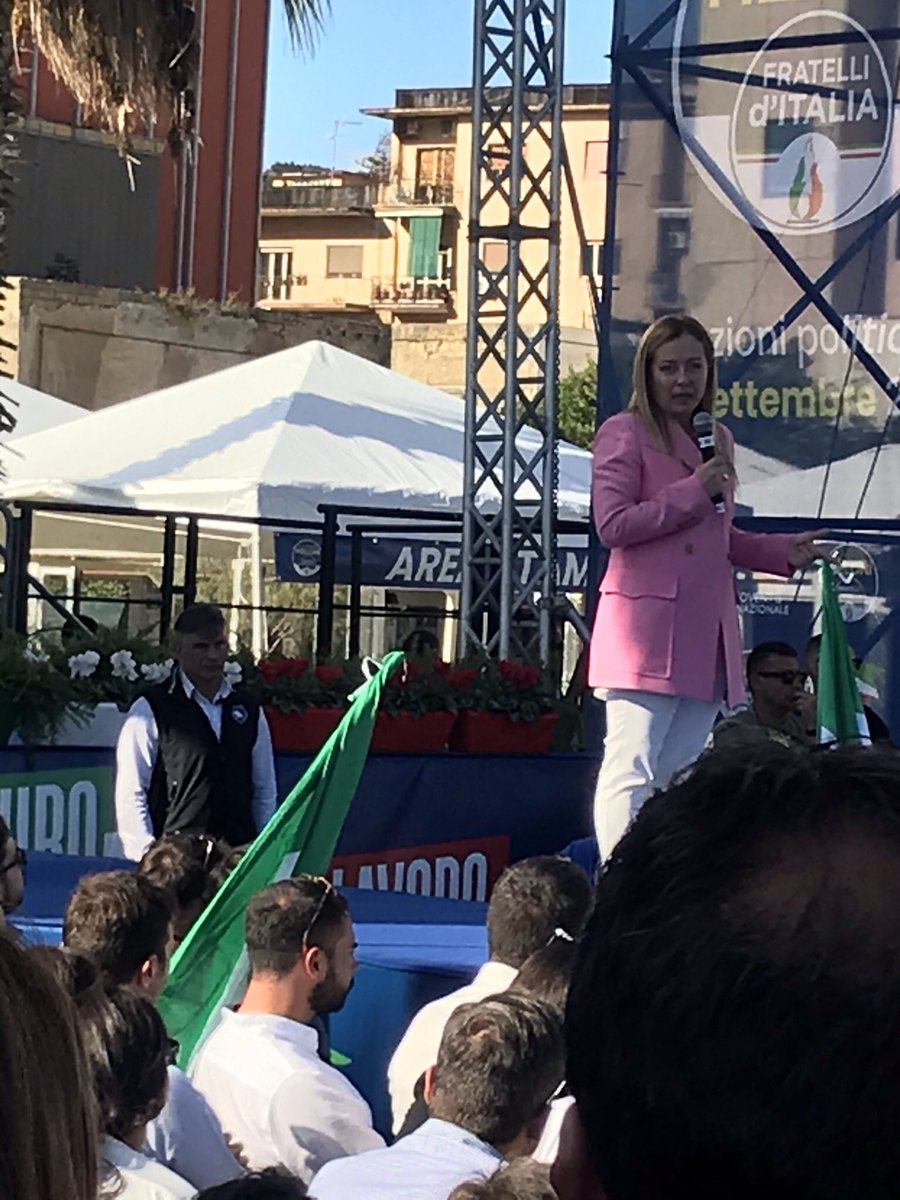 LucaCaiazzo2's tweet photo. @GiorgiaMeloni Grazie per aver chiuso con i Fratelli di Napoli 💙🇮🇹 #Arenile #25settembre #votaFdi è stato bello vederti ed ascoltarti dal vivo 💪🏻 https://t.co/KTpXgHC2Ub