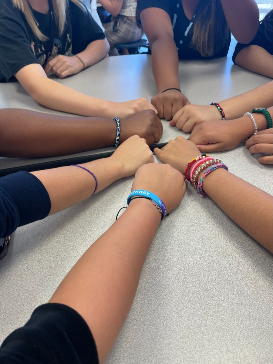 HadleyUSD259's tweet image. Our Friday Five- Volleyball, Friends and Circles! #FunFriday #Hadleyrocks #wpsproud