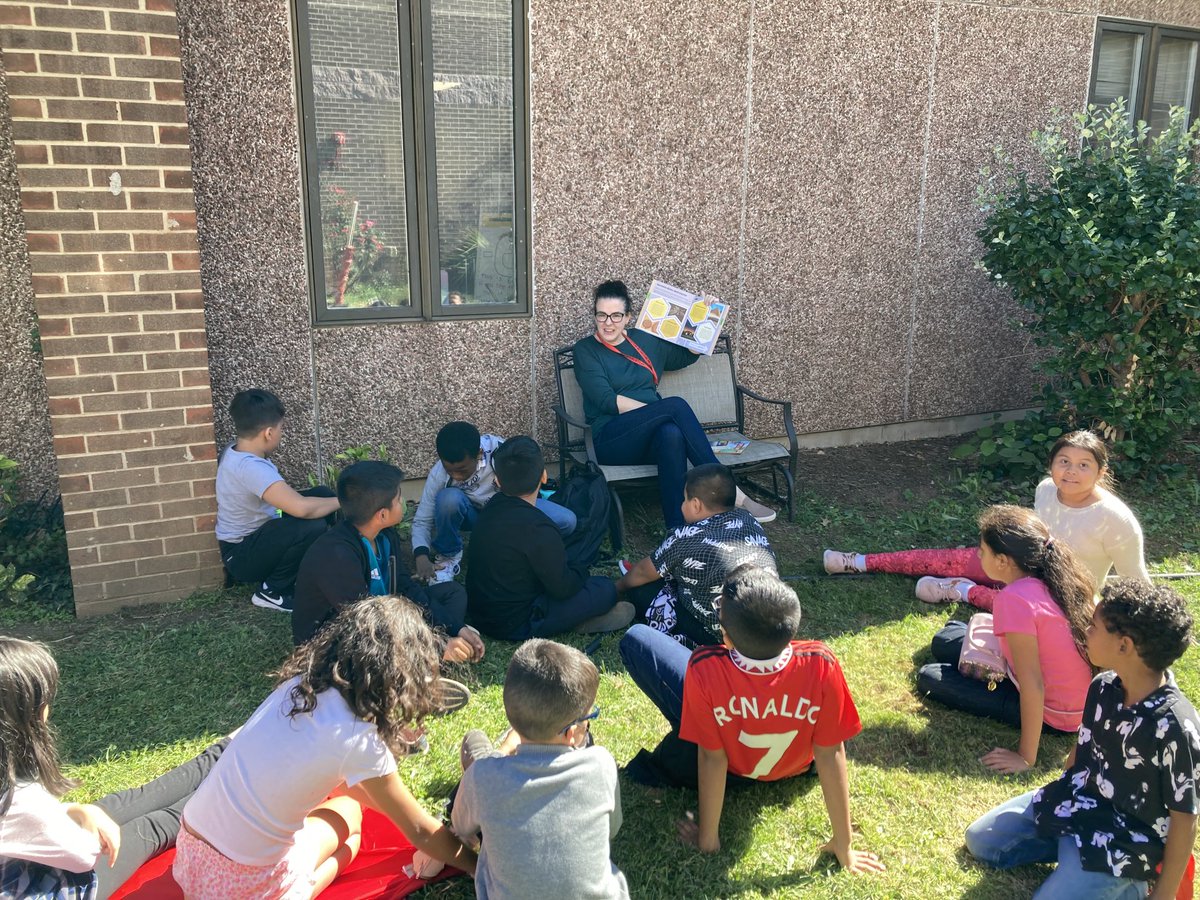 A perfect day for an outdoor read aloud ⁦@WeemsWildcats⁩! #ItsFallYall ⁦@mymcpsva⁩
