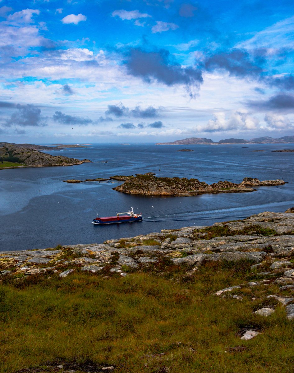 raadephoto's tweet photo. The coast of Trøndelag. A part of Norway.
#fjord #norwegiancoast #canonphotography #landscapephotography #shipping #skyer #Trøndelag https://t.co/r8PgecbFdK