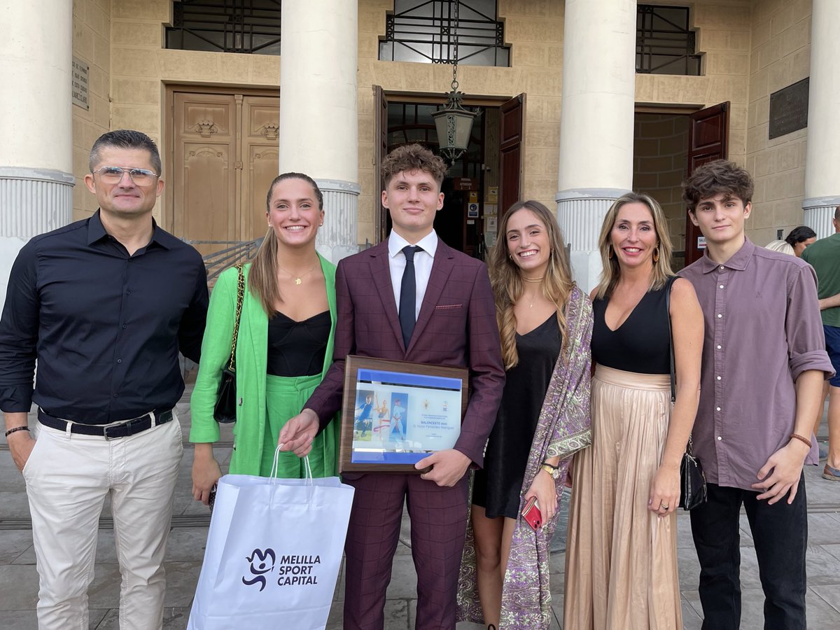 MigueFerBon's tweet photo. Premio al mejor jugador joven de baloncesto de 2021. 
“Sigue currando, sigue creciendo pero sobre todo, sigue disfrutando”
Felicidades, hijo 😍 @viictorfdezz11 https://t.co/CfLg6tJEYN