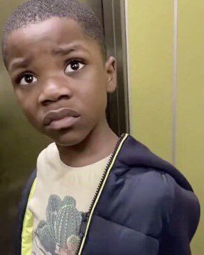 ซีรีส์ 18+ ของเด็กอายุไม่ถึง18
โปสเตอร์มีคนโชว์ตูดตัวเอง
แอดมินตอบกลับว่า ผู้กำกับอยากให้ตัวละครนิสัยเหมือนชินจังเลยโชว์ตูด