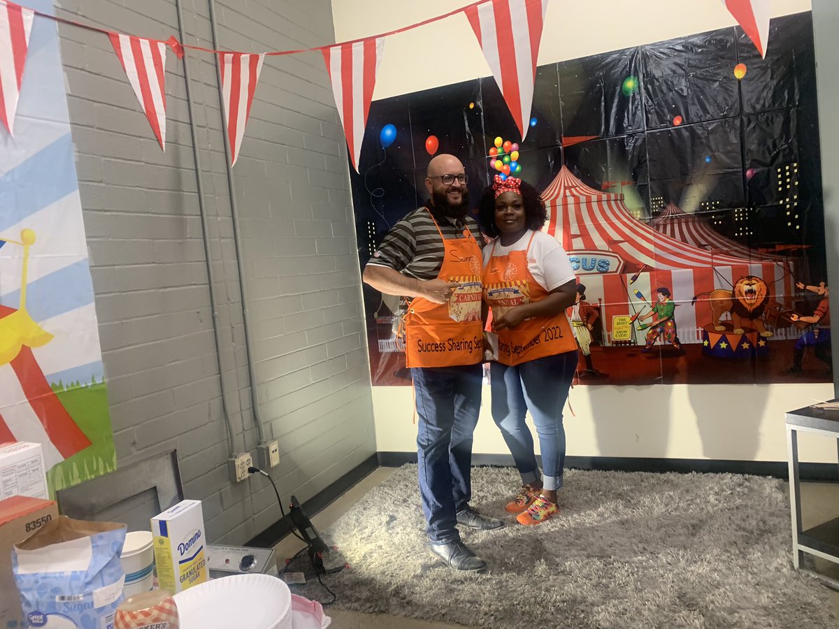 MeganTorresD305's tweet photo. Awesome carnival theme with @SypniewskiScott and Team3842 for #SuccessSharingWeekend #D305 🙌🏻 @Stephan68335720 https://t.co/QA8LGBVbzo