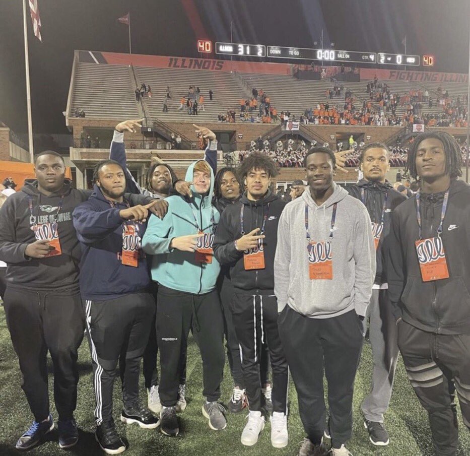 Matt13Brown's tweet photo. Thank you @IlliniFootball for having me last night! I had a great time and experience! @Dupage_Football https://t.co/QPo9oNzwNC