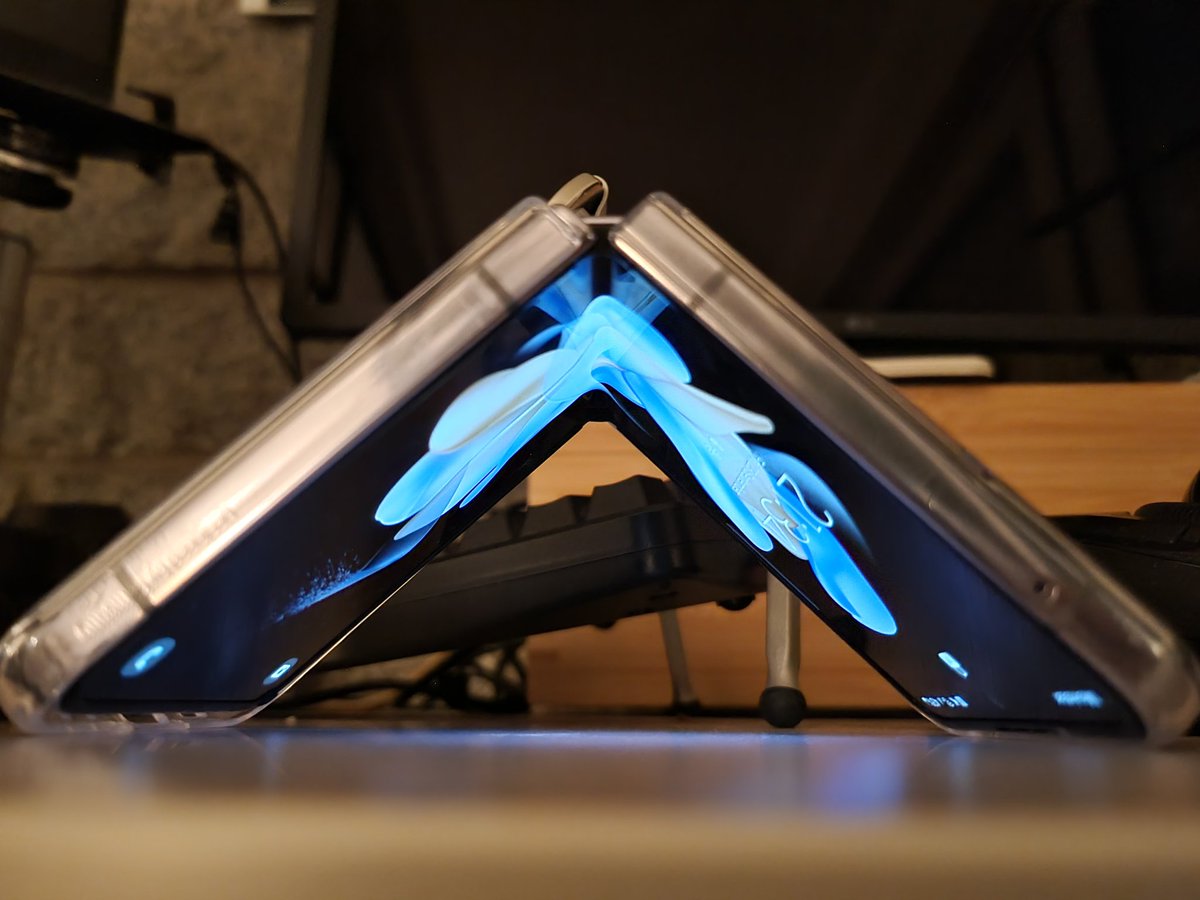 Yeah yeah, Apple is so chic and innovative...