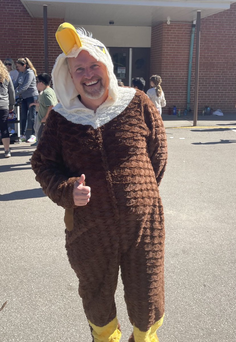 HDSB_Frankovich's tweet photo. Easy to feel the school spirit ⁦⁦@GLVPS⁩ today during the Terry Fox run.  I loved hearing the kindergarten students ask Mr. Farnand if he can wear the Eagle outfit again tomorrow! https://t.co/0PUi7uGpKu