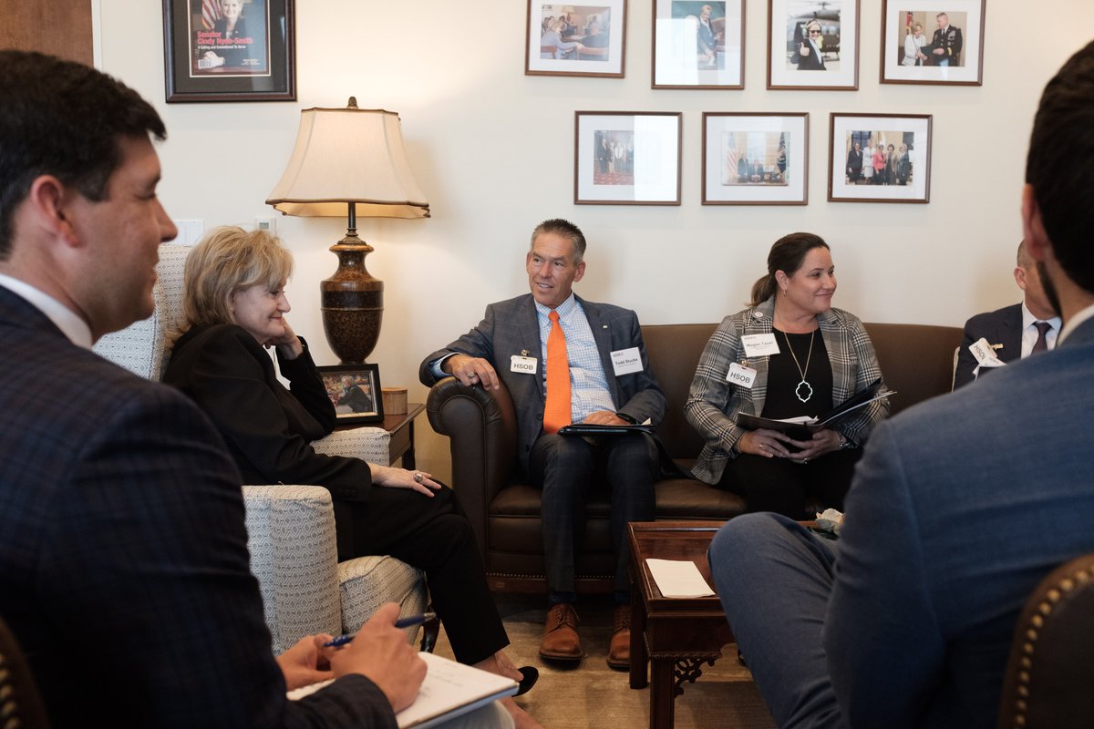 AEMAdvocacy's tweet photo. .@SenHydeSmith knows what it means to be a farmer & that farmers are doing more with less - which is why precision agriculture technology is critical to the future of food production. We had a great meeting this week for the #AEMFlyIn and appreciate her support of the PAL Act! https://t.co/yWemvaYpTF
