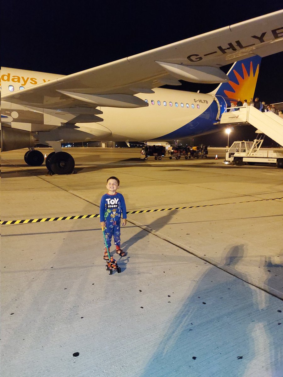 andy_manc's tweet photo. Man vs plane #Jet2 #hometine https://t.co/UaPjwruXHy