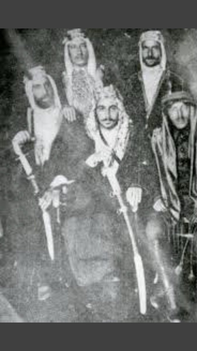 FAlanze9's tweet photo. @danypingnew @mmjannah ماخذ مهتم بكلام هذا لكن هوية الحجاز خط احمر فمن اتى من بسفينه من البحر والاخر الذي اتى لنا هربًا من الا��تعمار البريطاني في اليمن لن يكونوا حجازين بل بقايا شعوب وهولاء هم اهل هم اشراف مكه 😍🇸🇦 https://t.co/XVhR5s7bvD