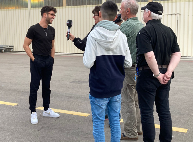 AlfTVch's tweet photo. Bevor @haenni__luca die Bühne des @schupfart rockte, stand er unserem Team bestens gelaunt Red und Antwort. https://t.co/lSfJ1oUBtv