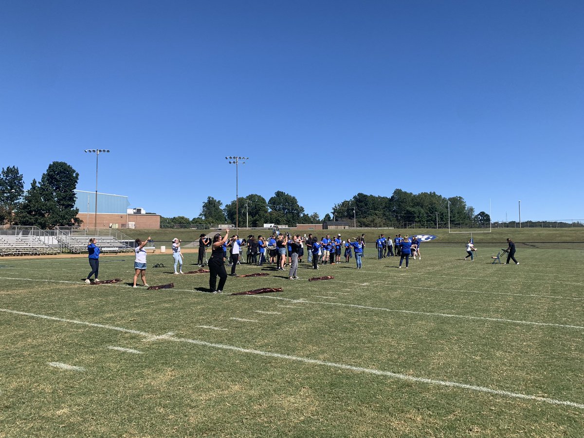JLunsford_AP's tweet photo. 22-23 Homecoming Pep Rally! 🔵⚪️ #beatpage #gomountaineers #REPMC https://t.co/HwSAnhL4bG