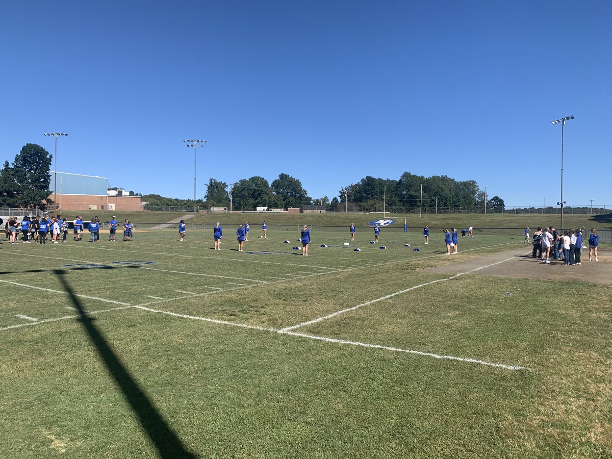 JLunsford_AP's tweet photo. 22-23 Homecoming Pep Rally! 🔵⚪️ #beatpage #gomountaineers #REPMC https://t.co/HwSAnhL4bG