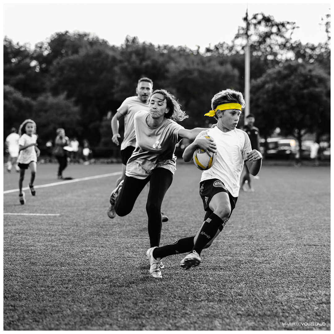 vouzelaud's tweet photo. [ 2022-09-22 ] Le ballon d'or de Gaspard 🏉 au profit de l'association Décrochons la lune à l’occasion de septembre en Or (mois de sensibilisation au cancer pédiatrique) avec l’école de rugby du Stade Rochelais  🟡⚫  #decrochonslalunepourGaspard @staderochelais  @ClubBagnards 😉 https://t.co/2xeIJNPPXb