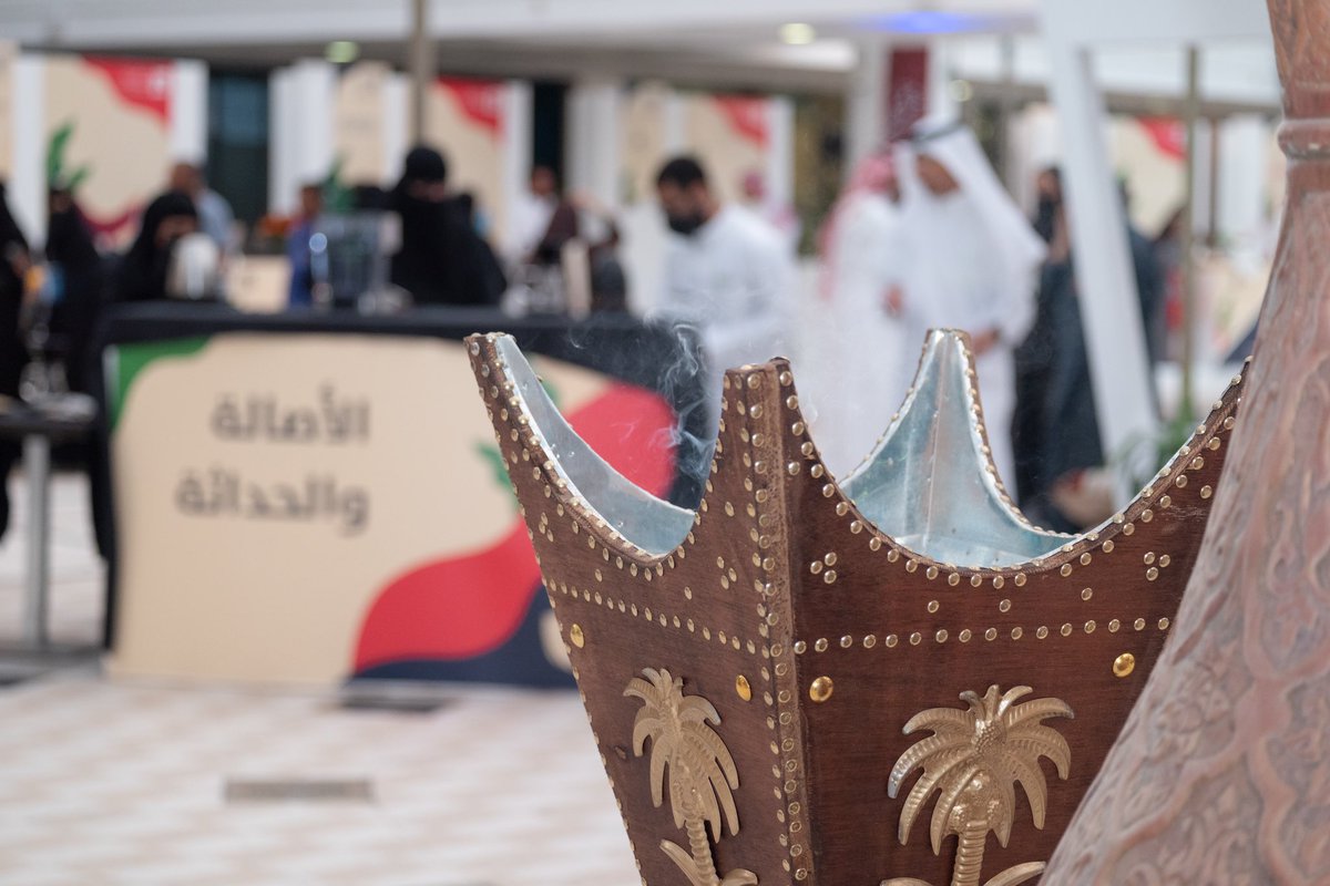 SaudiCoffeeKFU's tweet photo. وَ عشان الفرحه تكون فَرحتين 
بنكون مَعكم الأحد و الأثنين من ٥ إلى ١٠ مساءً 
حياكم الله في مَعرض القهوة السعودية☕️
و شاركونا احتفالنا بِاليوم الوَطني 🇸🇦
#عام_القهوة_السعودية_2022  
#اليوم_الوطني_السعودي_92  
#جامعة_الملك_فيصل https://t.co/LqW3eDKUgx