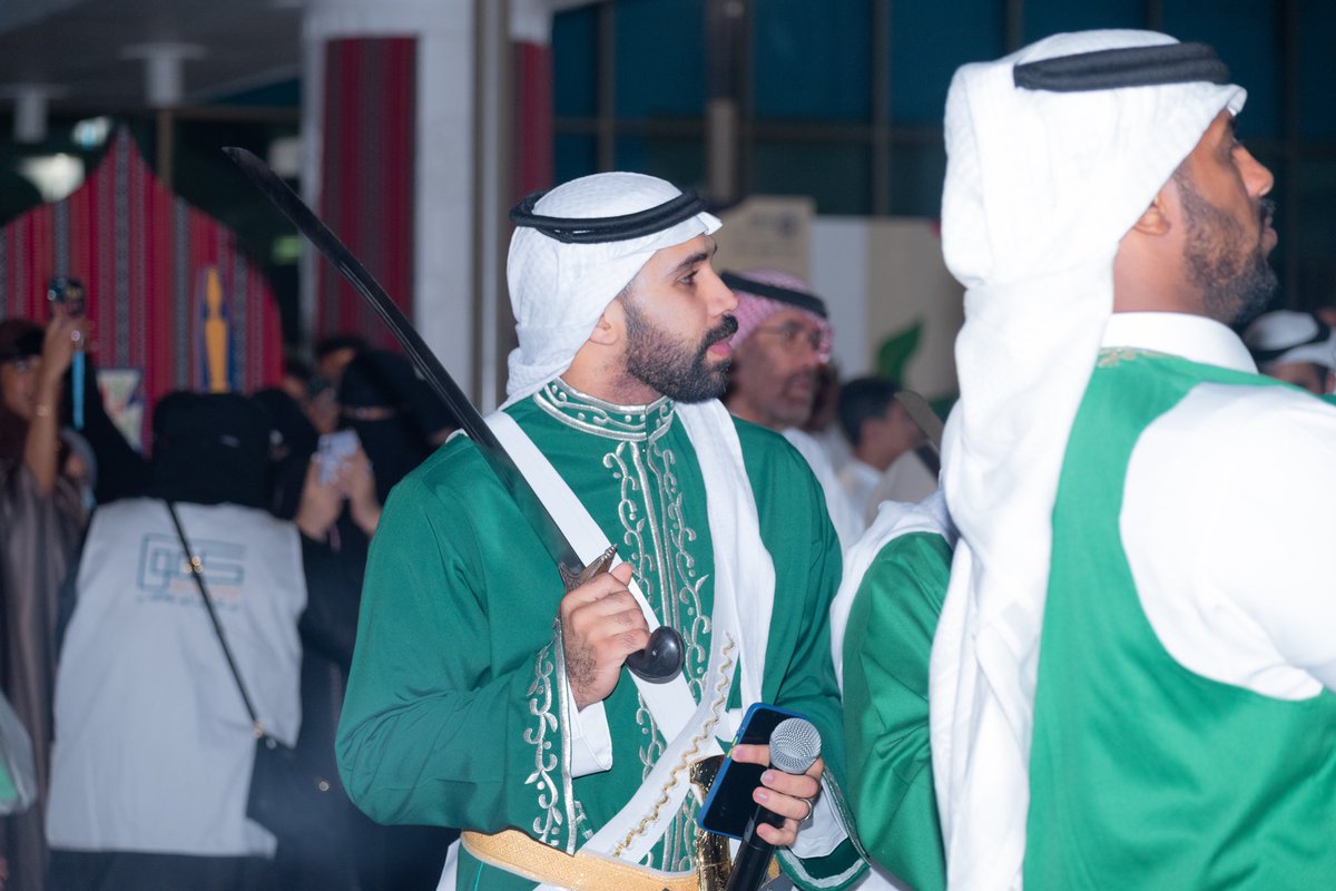 SaudiCoffeeKFU's tweet photo. وَ عشان الفرحه تكون فَرحتين 
بنكون مَعكم الأحد و الأثنين من ٥ إلى ١٠ مساءً 
حياكم الله في مَعرض القهوة السعودية☕️
و شاركونا احتفالنا بِاليوم الوَطني 🇸🇦
#عام_القهوة_السعودية_2022  
#اليوم_الوطني_السعودي_92  
#جامعة_الملك_فيصل https://t.co/LqW3eDKUgx